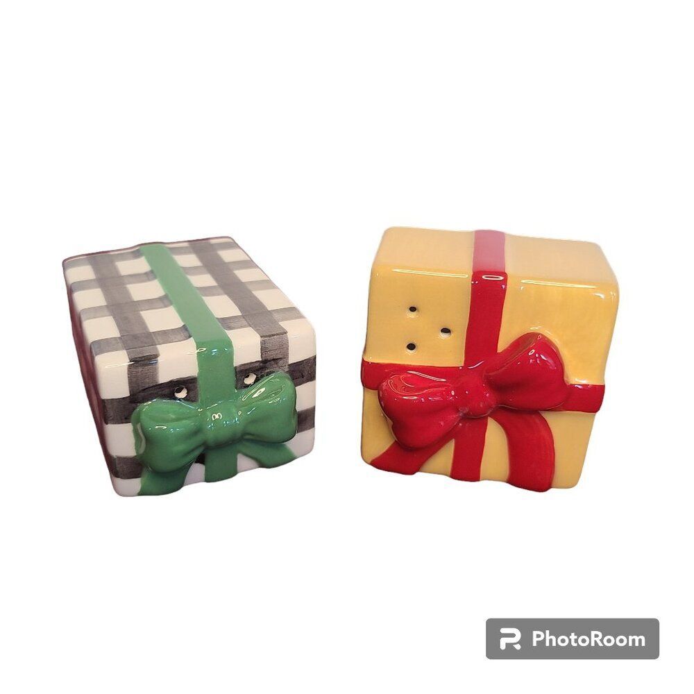 Hallmark VIP Ceramic Christmas Gift Boxes Salt and Pepper Shakers NWT NIB